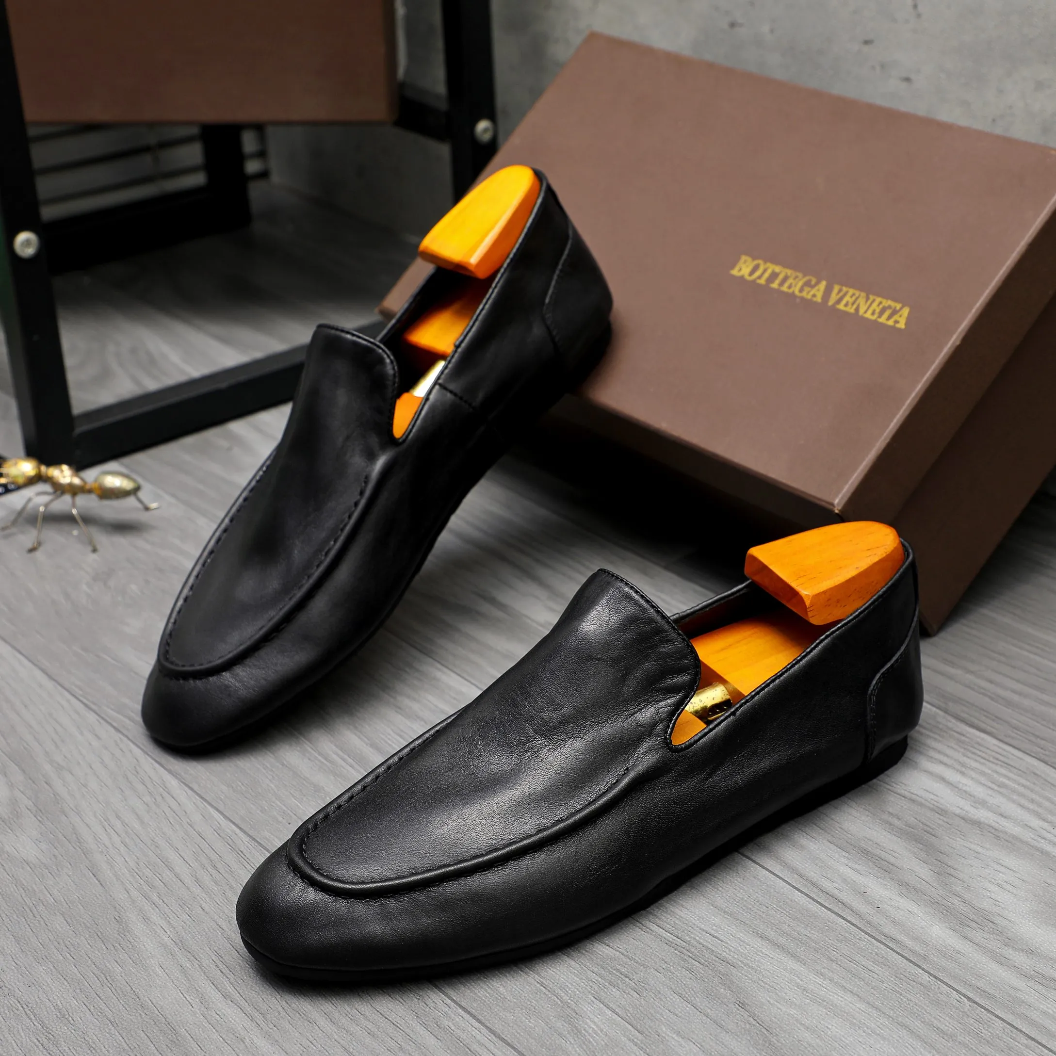 Men's shoes 💰460 Product trademark: BV "Bottega Veneta" soft leather slip-on men's shoes Regular size: 39-45 Product materials: Selected high-quality cowhide upper, cowhide lining, original outsole